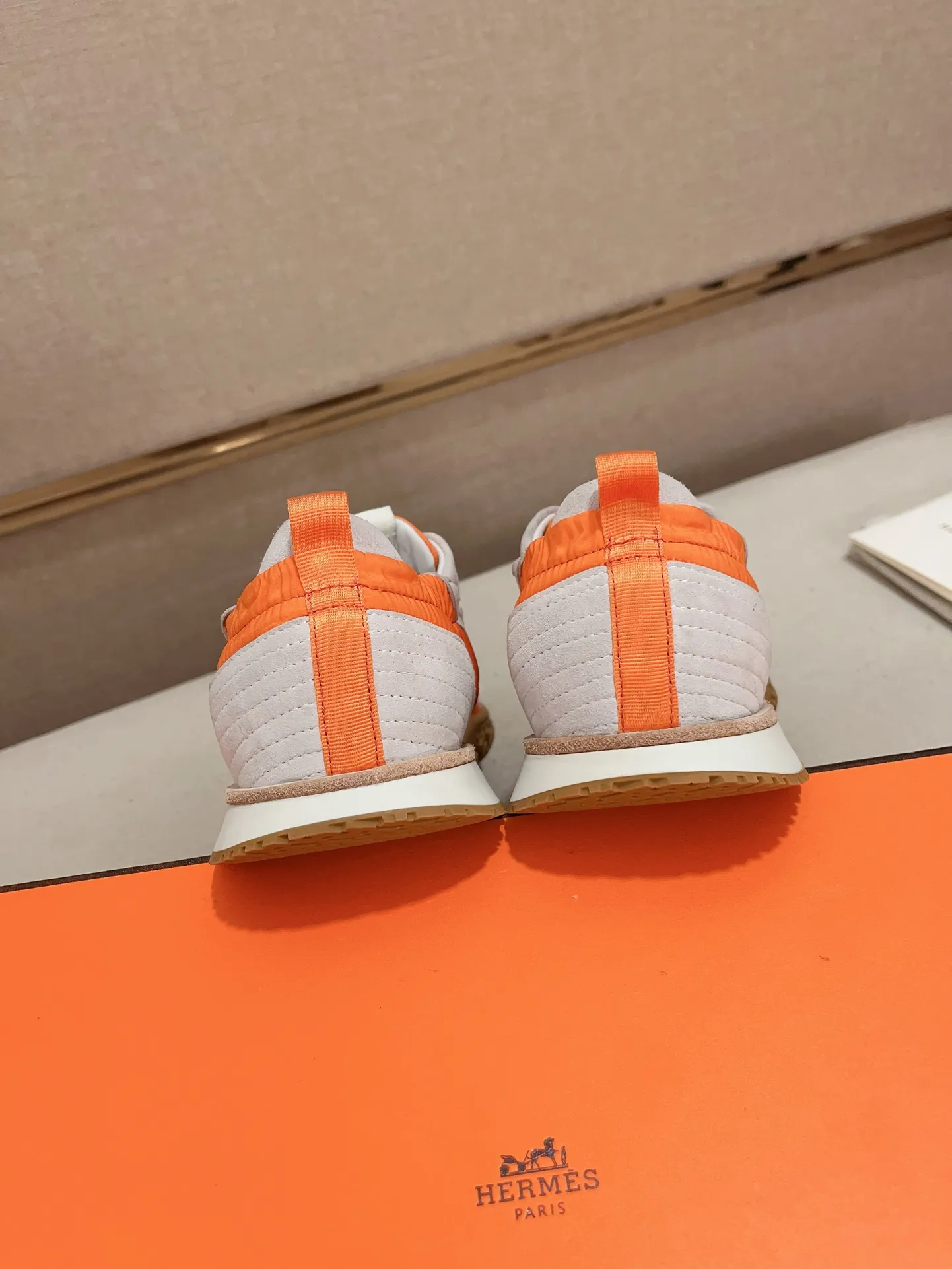 Men's men's shoes 💰: 720💰 Hermes top version # Couple style 💏 24ss casual sneakers Suede goatskin sneakers decorated with contrasting patterns and iconic "H" details, beautifully packaged at the delivery counter 🛍📦 Fabric: suede + cowhide Lining: mixed sheep lining Outsole: original TPU Bottom thickness: 2CM Size: 35-44